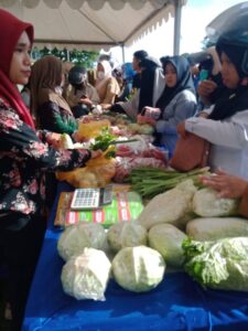 Dinas ketahanan Pangan Sulbar Adakan Gerakan Pasar Murah ( GMP )di Depan Kantor Pemprov Sulbar