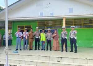 Bantuan Alat Pengatur Lalu Lintas untuk Satpam SMA Negeri 2 Enrekang