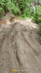 Jalan Menuju Dusun Tandung Desa Tawalian Timur Sangat Memprihatinkan