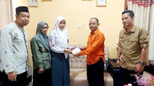 Dukung Prestasi, Kacabdin Wilayah IV Serahkan Beasiswa untuk Finalis OSN SMAN 2 Wajo