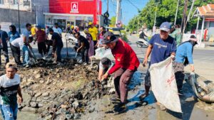Bhabinkamtibmas Polsek Polewali Laksanakan Kerja Bhakti Bersama Pemerintah Kelurahan dan Masyarakat