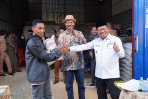 Bupati Mamasa laksanakan Penyaluran Pupuk Gratis Di Kecamatan Sumarorong,Berharap Produksi Petani Meningkat