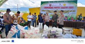Dandim 1428/ Mamasa dan Forkopimda Salurkan pupuk dan benih Gratis untuk kelompok Tani di Mamasa