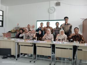 Kepala Sekolah dan Komisioner KPU Kabupaten Enrekang Memantau Pilketos SMA Negeri 2 Enrekang