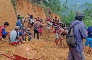 Kepala Desa Kebanga Bersama Masyarakatnya Melaksanakan Pekerjaan Perintisan Pelebaran Dan Betonisasi Jalan