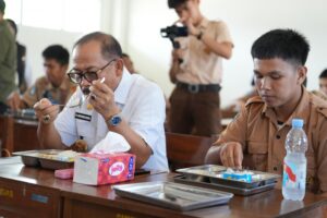 Pastikan Sterilitas MBG, Gubernur Suhardi Duka Cicipi Langsung Makanan Siswa di SMKN 1 Rangas