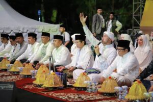 Penuh Haru ! Bupati Andi Rosman dan Wakil dr Baso Rahmanuddin Berurai Air Mata Saat Ikuti As’adiyah Bersalawat di Lapmer Sengkang