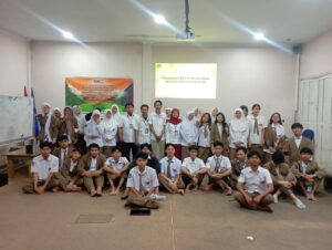 Program Kemitraan Masyarakat UNM ‘Penanaman Jiwa Kewirausahaan Hijau pada Siswa melalui Ekopedagogi’