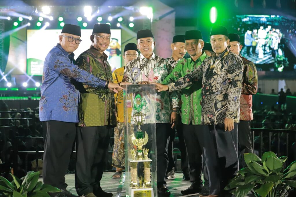 Kemenag RI Anugerahkan Penghargaan Kepada Pemkab Wajo atas Penyelenggaraan MQK ke-8 & Ke-1
