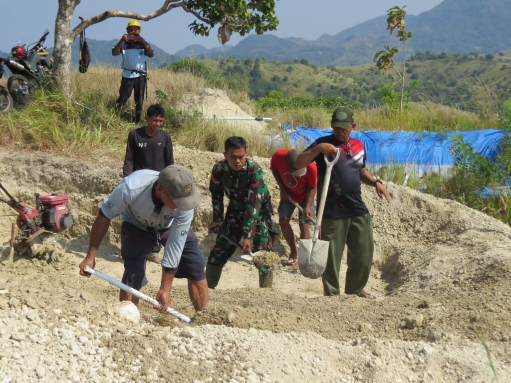 Satgas TMMD Ke-126 Kodim 1401/Majene Gali Embung Air, Petani Bawang Merah Kian Bersemangat
