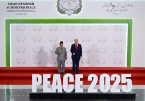 Pose Jempol Prabowo Warnai Hangatnya Sesi Foto Pemimpin Dunia di KTT Perdamaian Gaza