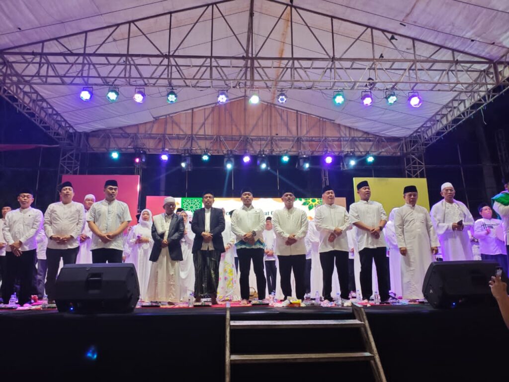 Pimpinan dan Anggota DPRD Wajo Kompak Hadiri Wajo Bershalawat dan Pembukaan Festival Danau Tempe 2025