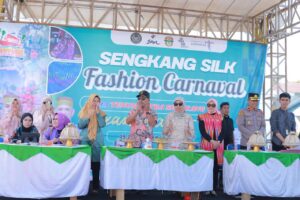 Sengkang Silk Fashion Karnaval FDT 2025: Bupati Wajo Promosikan Simbol dan Ciri Khas Daerah