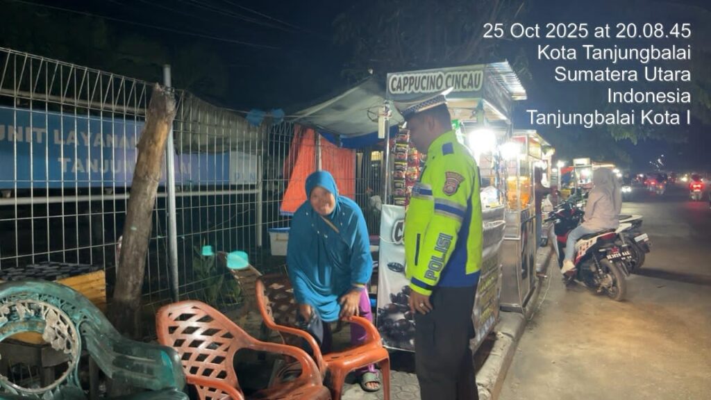 Sat Lantas Polres Tanjungbalai Sambangi Pedagang Jajanan Malam, Sampaikan Pesan Kamtibmas dan Tertib Lalu Lintas
