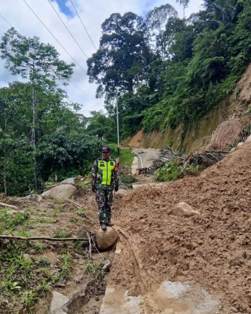 Gerak Cepat, Babinsa Kodim Mamasa turun ke lokasi tanah longsor yang menutupi badan jalan