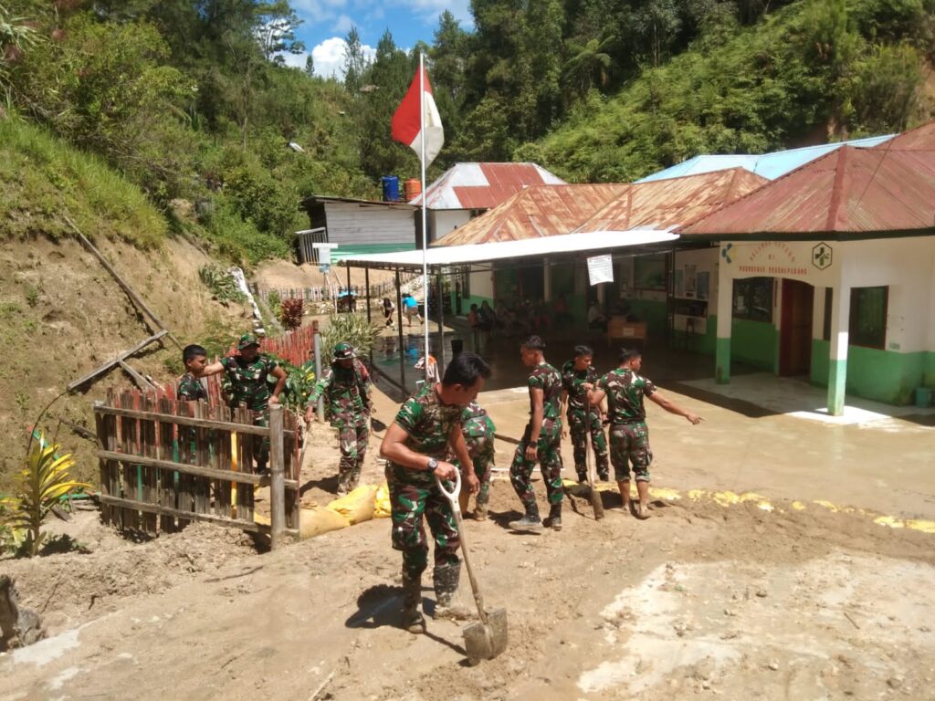 BABINSA 1428-01/MAMASA TURUN TANGAN BANTU PEMBERSIHAN LUMPUR DI PUSKESMAS SESENA PADANG MAMASA
