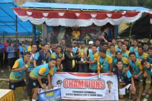 Kesebelasan PS Mamasa I Berhasil Boyong Piala Bergilir Bupati Mamasa Cup V