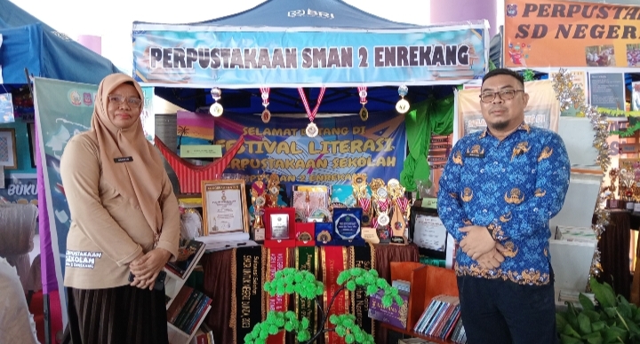 Kepala SMAN Negeri 2 Enrekang kunjungi Stand Pameran Perpustakaan