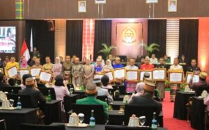 Wabup Wajo Hadiri Paripurna HUT Sulsel, Terima Penghargaan Atas Prestasi Penurunan Angka Kemiskinan