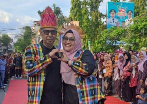 Berbalut Kain Sutera, Sekwan DPRD Wajo Tampil Memukau di Sengkang Silk Fashion Carnaval 2025