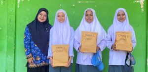 Murid Berprestasi diberikan Reward