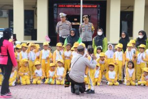 Polisi Sahabat Anak: Polres Tanjungbalai Tanamkan Disiplin Berlalu Lintas Sejak Dini di Tengah Operasi Zebra Toba 2025