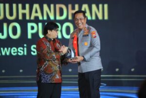 CNN Indonesia Awards 2025: Kapolda Sulsel Irjen Pol. Djuhandani Dinobatkan Sebagai Best Criminal Investigator
