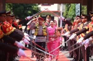 Polda Sulsel Lepas Irjen Pol. Rusdi Hartono, Sambut Irjen Pol. Djuhandhani dengan Farewell Parade