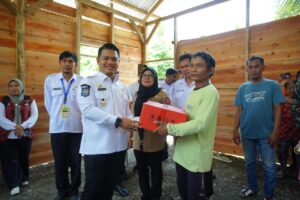 Kunjungi Korban Bencana Angin Kencang di Kelurahan Lamasi, Dhevy Janjikan Bantuan Pembangunan RLH