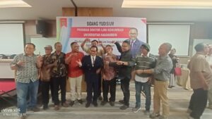 Setelah Berhasil Mempertahankan Disertasinya Dihadapan Penguji, Zulkarnaen Hamson Meraih Gelar Doktor Komunikasi Unhas
