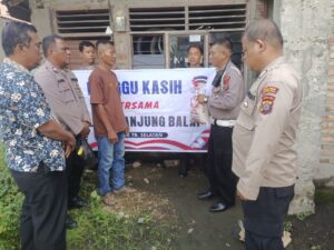Polres Tanjung Balai Gelar ‘Minggu Kasih’, Beri Sembako Sambil Dengarkan Curhatan Warga