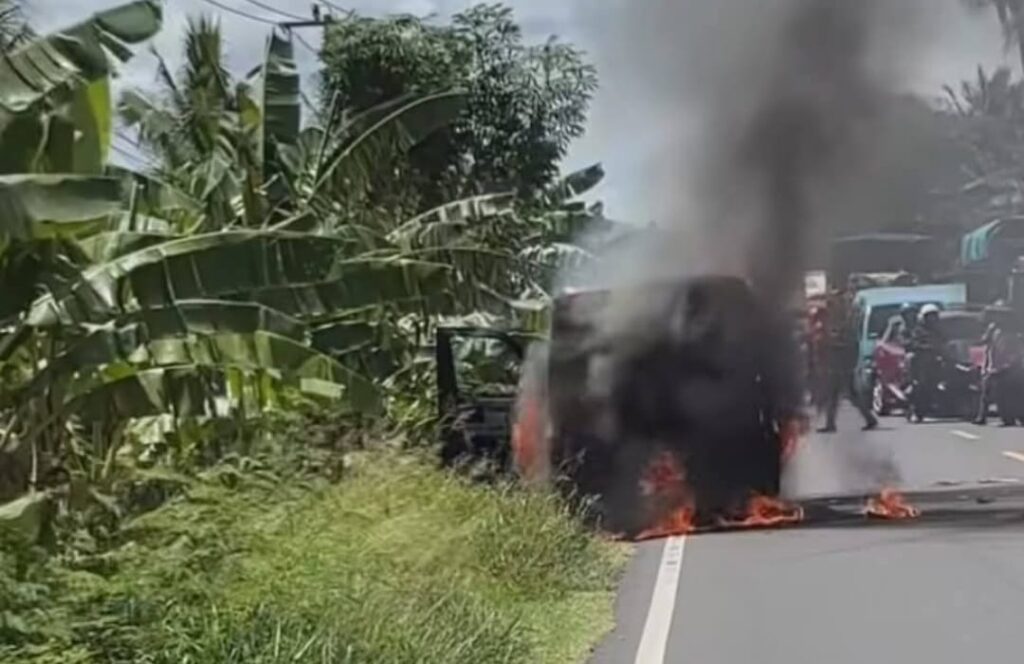 Minibus Logistik Daihatsu Granmax Milik Bank BNI Yang Digunakan Untuk Membawa Uang Tunai Hangus Terbakar di Desa Bala