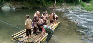 Karena Jembatan Belum Terbangun, Babinsa Antar Anak-Anak Sekolah Menyebrang Sungai dengan Rakit Bambu di Tapua Matangnga