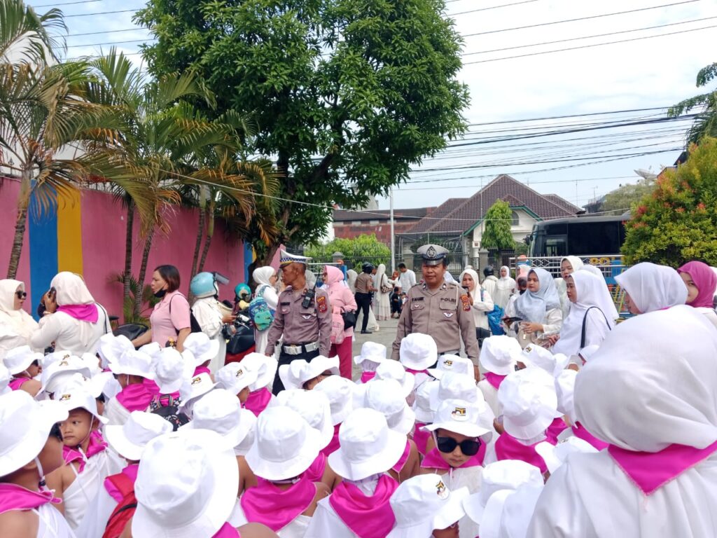 ‘Polisi Sahabat Anak’, Sat Lantas Tanjung Balai: Belajar Rambu Lalu Lintas Sambil Kawal Calon Jemaah Haji Cilik