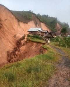Terancam longsor, Lima Rumah dibibir Tebing, Masyarakat Penatangan Harap Bantuan Pemda Mamasa