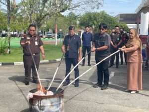 Pemusnahan Barang Bukti di Kejari Luwu: Wujud Eksekusi Putusan Pengadilan yang Berkekuatan Hukum Tetap