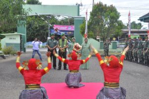 Lepas Sambut Dandim 1402/Polman, Letkol Inf Ikhwan Arifin Disambut Tarian Paddupa