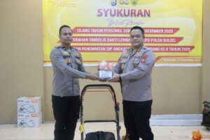 Alumni SIP 54.2 Polda Sulsel Serahkan Bantuan Alat Kebersihan
