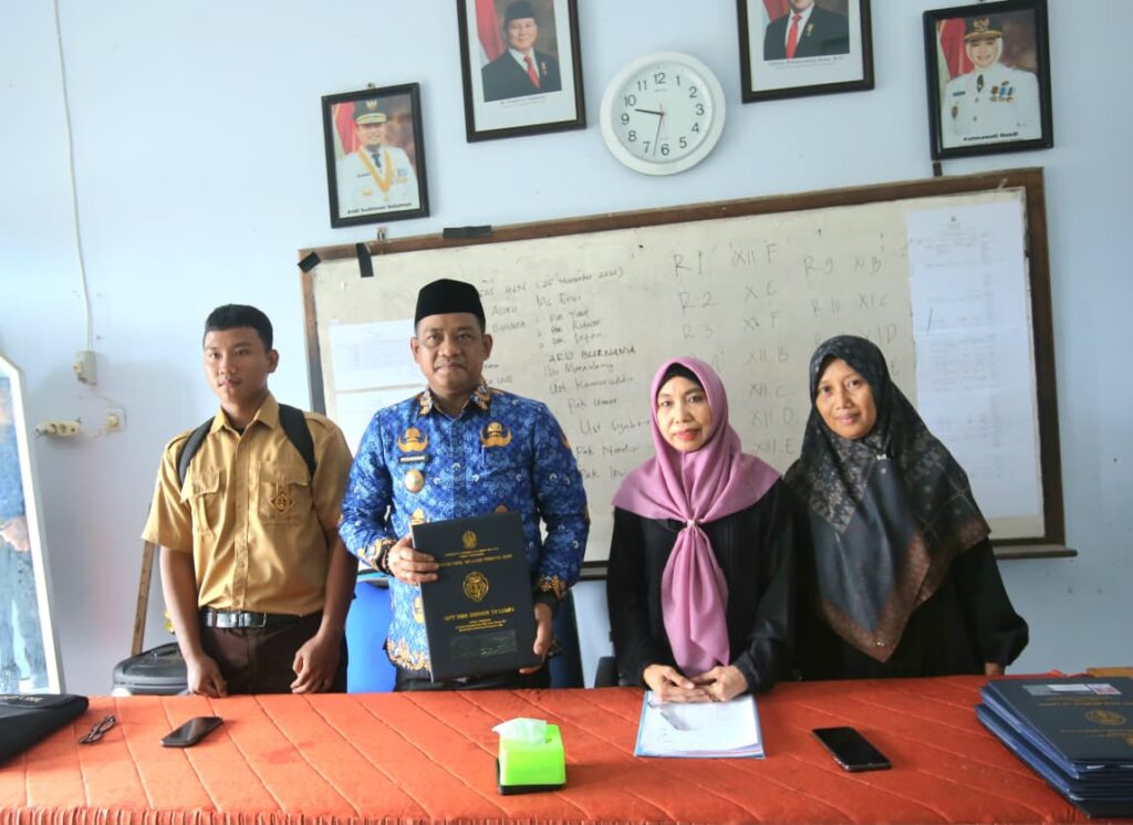 Bupati Luwu Jadi Teladan, Ayah Turun Langsung Ambil Rapor Anak di SMAN 12 Luwu