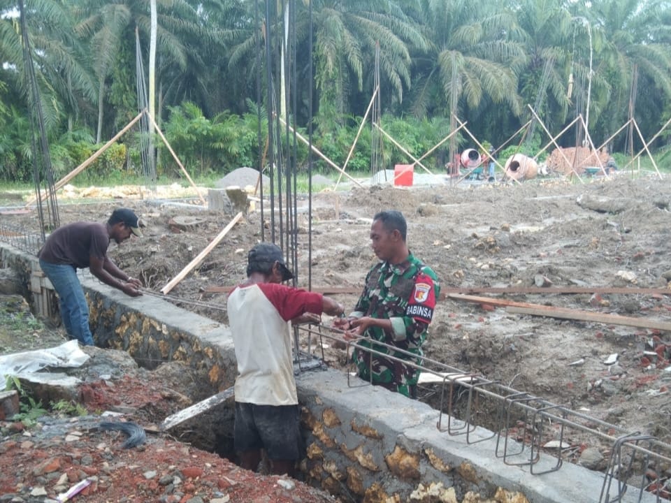 Babinsa Martasari Kawal Pembangunan Koperasi Desa Merah Putih, Pastikan Progres Sesuai Rencana