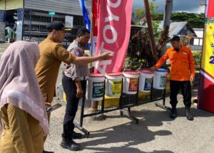 DLH Luwu Salurkan Tempat Sampah Terpilah di Posko Nataru