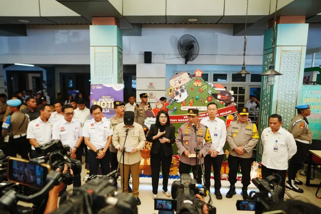 Kapolri Tinjau Kesiapan Nataru di Stasiun Pasar Senen, Ingatkan Potensi Bencana