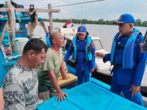 Jaga Keamanan Laut, Sat Polairud Polres Tanjung Balai Periksa Kapal Nelayan
