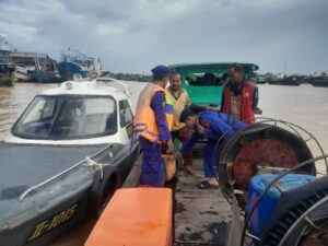 Respons Cepat, Sat Polairud Polres Tanjung Balai Bantu Nelayan yang Alami Mati Mesin di Tengah Laut