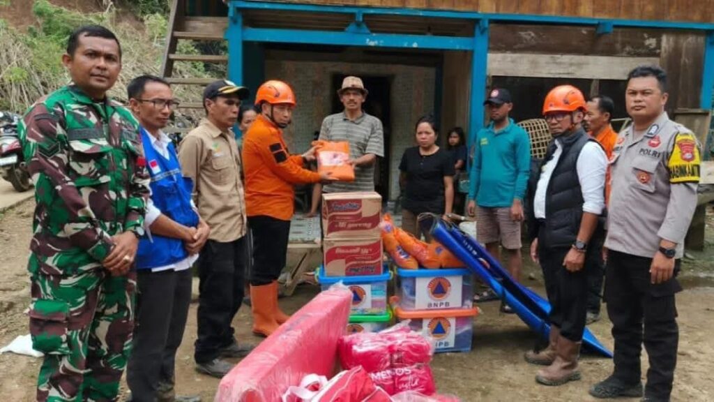 Babinsa koramil Sumarorong Menyalurkan Bantuan Sembako dari Kemensos dan BPBD untuk Korban Bencana Alam