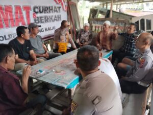 Polantas Menyapa: Polres Tanjungbalai Edukasi Sopir Truk di Warung Kopi