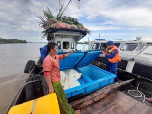 Jaga Keamanan Laut, Sat Polairud Tanjung Balai Periksa Kapal Nelayan