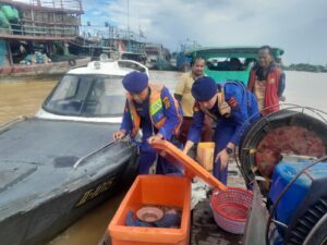 Jaga Keamanan Laut, Sat Polairud Tanjung Balai Periksa Kapal Nelayan
