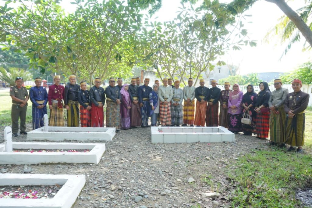 PJ Sekda Luwu Bersama Kepala OPD Tabur Bunga di Makam Opu Dg Risaju
