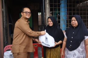 Wakil Wali Kota Serahkan Bantuan Kepada Korban Kebakaran di Kelurahan Kapias Pulau Buaya